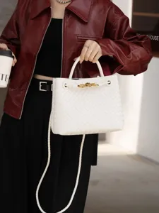 Borsa a secchiello intrecciata bianca alla moda da donna, elegante borsa a tracolla.