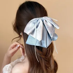 Detailansicht der eleganten Satin Schleife Haarspange mit Farbverlauf Design für Damen.
