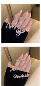 Gros plan de broche lettre en strass, épingle en cristal étincelante pour décorer les vêtements.