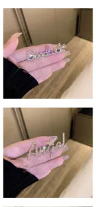 Vue détaillée de broche lettre en strass, design en alliage scintillant pour accessoires de mode.