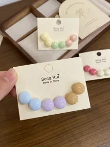 Süße koreanische Macaron Bonbon Farbe runde Knopf Ohrringe, minimalistischer Schmuck Detailansicht.