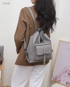 Sac à dos femme en cuir véritable gris, sac de jour élégant et décontracté avec poche avant.