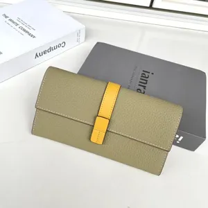Portafoglio lungo da donna in pelle con cinturino verticale a contrasto e tasche per carte.