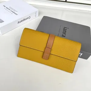 Elegante portafoglio lungo giallo con cinturino marrone, pelle testurizzata, capiente.