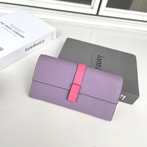 Portafoglio lungo viola da donna con cinturino rosa, scomparti multipli, dettaglio elegante.