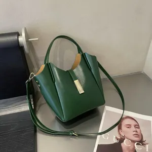 Sac seau minimaliste vert foncé détail, élégant sac à bandoulière en cuir avec fermoir métal.