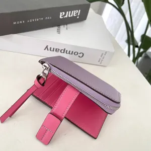 Women's short color-blocking leather wallet, featuring a ziparound closure and card slots.