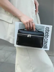 Echte lederen box tas voor vrouwen, stijlvolle zwarte schoudertas met handige ritssluiting.