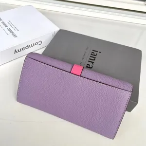 Elegante portafoglio lungo viola con fibbia rosa, fessure multiple e design in pelle.
