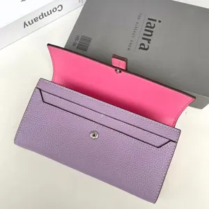 Vista dettagliata del portafoglio in pelle viola e rosa con fessure per carte e clip.