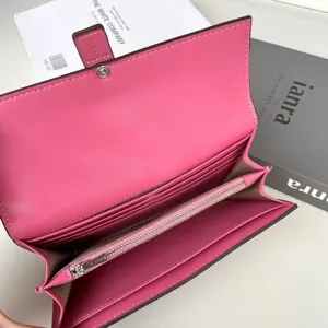 Vista dettagliata del portafoglio rosa da donna, con scomparti per carte e tasca con zip