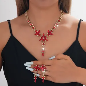 Dettaglio in primo piano del set di collana e orecchini con strass rossi di lusso.