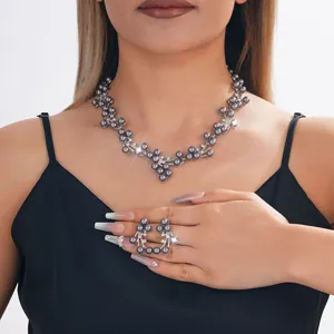 Primo piano dettaglio collana anello perle grigie strass per abito da sera gioiello