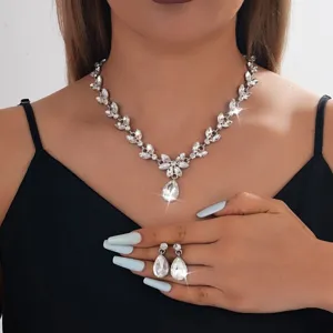 Set di gioielli con collana e orecchini a goccia in strass da sposa per donna elegante.