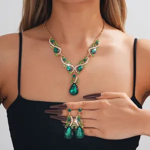 Splendido set collana e orecchini a goccia in strass verde, eleganti accessori di gioielleria.