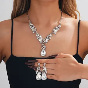 Completo collana orecchini goccia strass sposa dettaglio gioielli cristallo matrimonio.