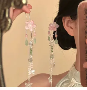 Detailansicht des chinesischen Haarnakels mit rosa Blumen und Perlenanhängern, Hanfu Schmuck.