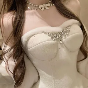 Glitzernde Strass Choker Halskette mit einer schicken weissen Schleife fuer Damen.