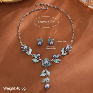 Detalles en primer plano del conjunto de collar y pendientes de perlas con cristales.