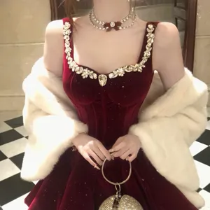Rotes Samtkleid Detail, Strass Ausschnitt Saum, Choker Halskette, elegante Abendkleidung.