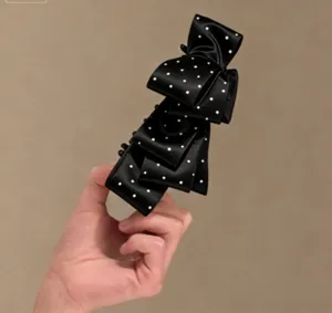 Pince à cheveux banane en satin noir à pois, élégante pince verticale pour queue de cheval.
