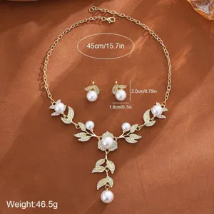 Juego de joyas doradas con collar y pendientes de perlas y estrases de diseño floral.