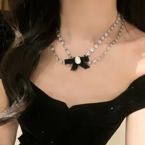 Elegante doppelschichtige Strass Choker Halskette mit schwarzer Schleife und Perle für Frauen.