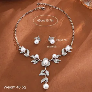 Conjunto de collar y pendientes de perlas con diseño de hojas de estrás, elegante accesorio de joyería.