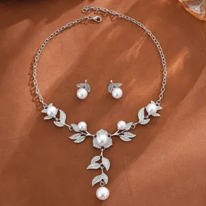 Vista detallada del elegante conjunto de collar y pendientes de perlas y estrás de boda.