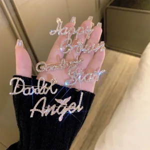 Exquise broche lettre en strass, accessoire de mode brillant en alliage pour femmes.
