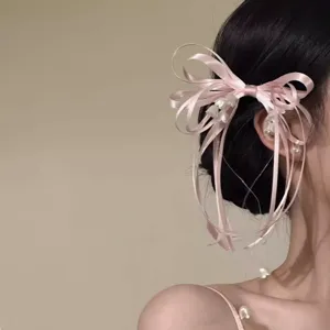 Franse roze haarlok strik met mooie lange linten en parel hangers voor stijlvolle vrouwen.