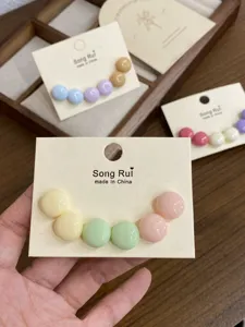Koreanische süße geometrische Bonbon-Makronen-Farbe Ohrringe Detail zeigen frischen Stil.