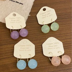 Boucles d'oreilles rondes dopamine chic pour femmes, bijoux en cuivre minimaliste.