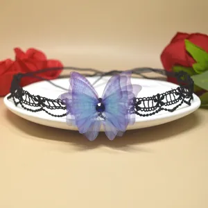 Vista detallada del collar choker de encaje negro con colgante de mariposa morada y estrás azul.