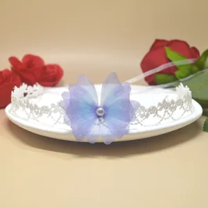 Primer plano detallado del elegante collar de gargantilla de encaje blanco con mariposa.