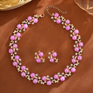 Parure de bijoux élégante collier et boucles d'oreilles perles rose style dopamine.