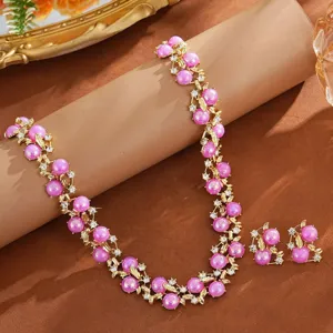 Élégant ensemble de bijoux collier et boucles d'oreilles en perles violettes et strass.