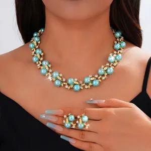 Ensemble collier et boucles d'oreilles de perles bleues avec feuilles d'or et strass pour femmes.