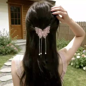 Detailansicht der eleganten rosa Schmetterling Haarspange mit feinen Strass und Perlenquasten.