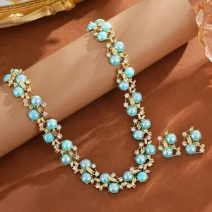 Vue détaillée de l'ensemble de bijoux collier et boucles d'oreilles perles bleues feuilles.
