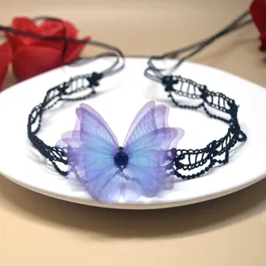 Collar gargantilla de mariposa de encaje negro con alas degradadas moradas y cristal.