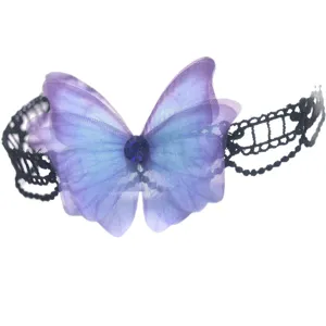Gargantilla choker de mariposa de encaje dreamcore con malla degradada morada y cristal azul.