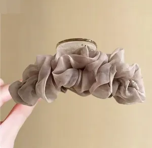 Detaillierte Netz Plissee Haarklammer, elegante graubraune Haarklammer für schickes Styling.