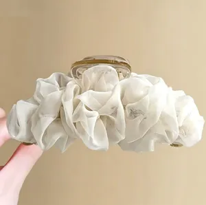 Weißer Mesh Rüschen Haarklammer Clip für elegante Frisuren, Premium Haarschmuck Detail.