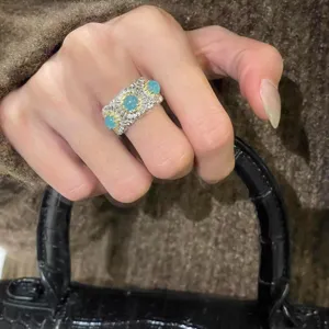 Vintage Old Money Stil gebürstete Gänseblümchen Ring, filigrane Blaustein Einlage, Metall Detail.