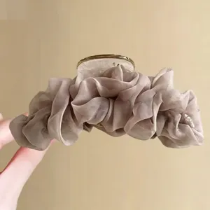 Elegante Netz-Haarklammer mit Plissee-Design, perfekt für stilvolle Alltagsfrisuren.