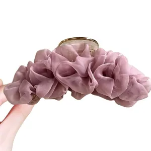 Elegante Organza geraffte Haarklammer für Damen, stilvolle lila Haarklammer für Alltagsfrisuren.