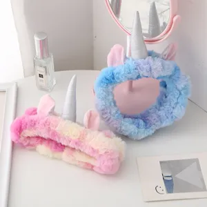 Detalle de diadema de unicornio de peluche, suave cinta de pelo de vellon coral.
