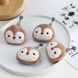 Süßer Pinguin Baby Plüschpuppe Brosche Kleidung Accessoire Pin süße Cartoon Anstecknadel