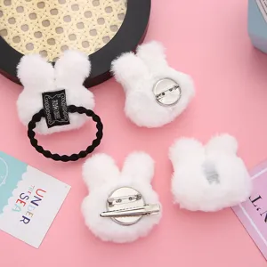 Set di accessori per capelli con coniglio in peluche bianco, mollette ed elastici graziosi.